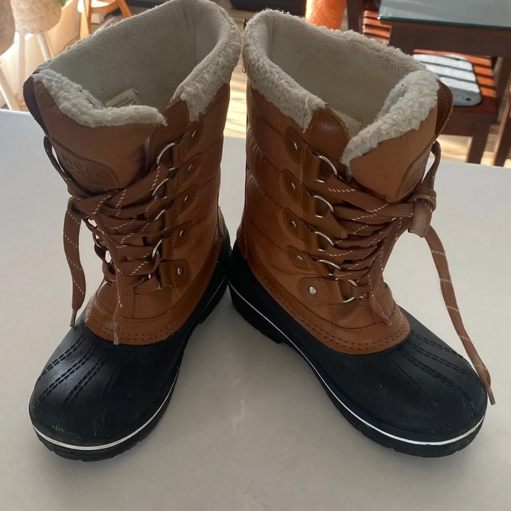 DSG POWDER TAN 200g WATER RESISTANT WINTER BOOTS Girls Size 5